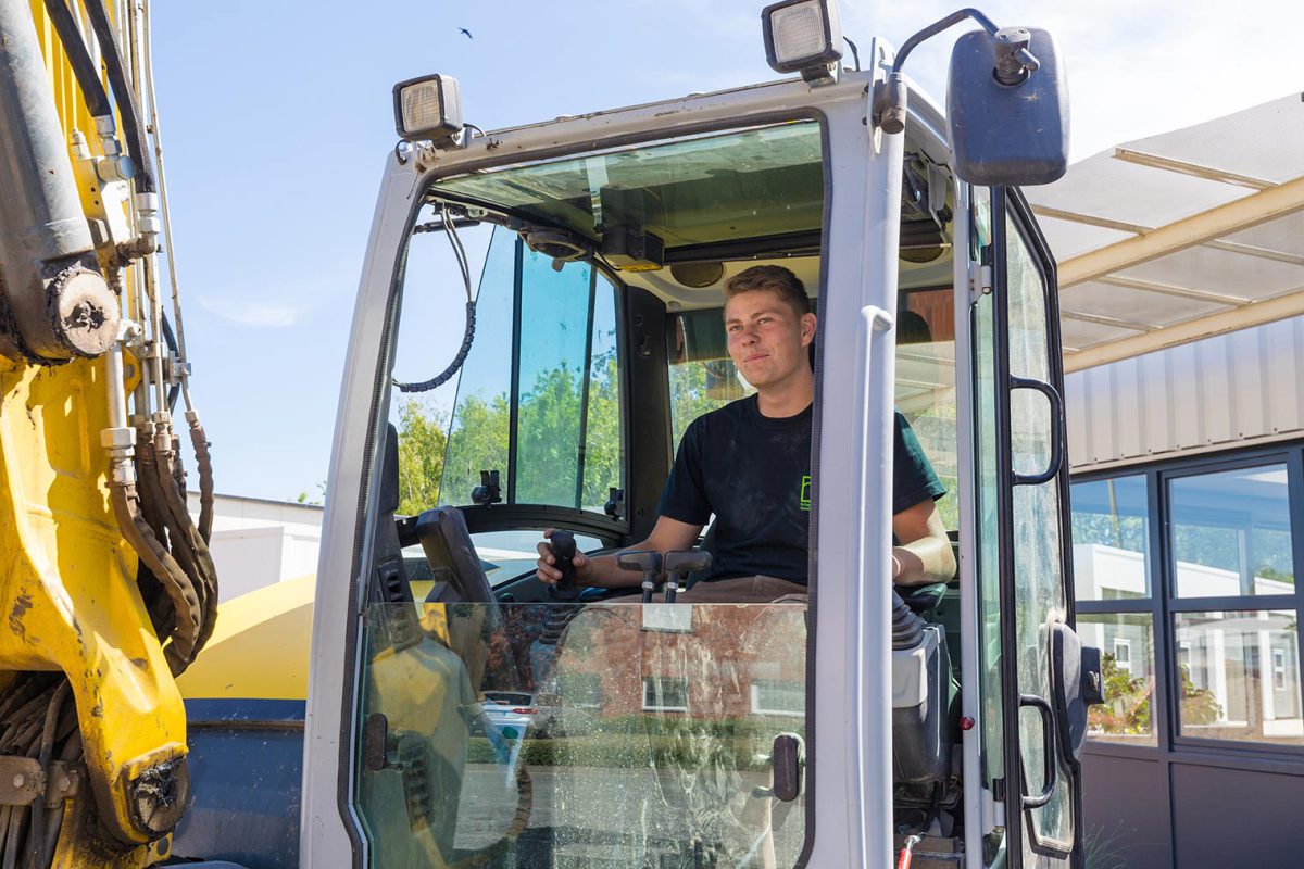 Mitarbeiter von Kötter Garten- und Landschaftsbau bei Baggerarbeiten – Einsatz moderner Technik