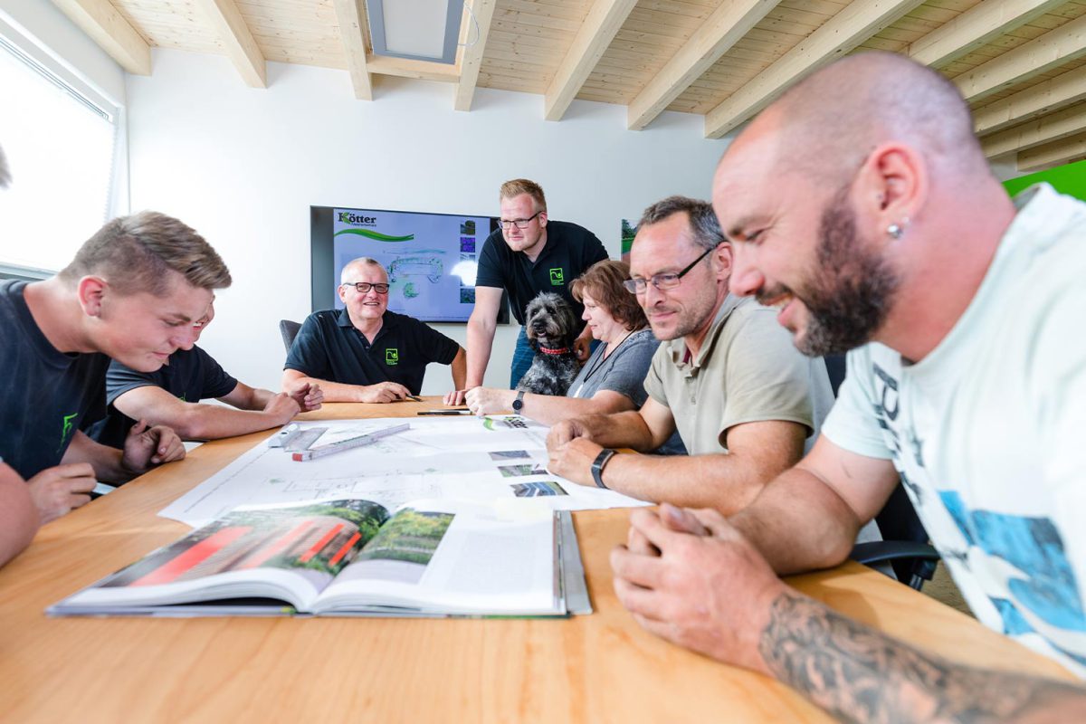 Einsatzbesprechung im Büro – Team von Kötter Garten- und Landschaftsbau bei der Arbeitsplanung