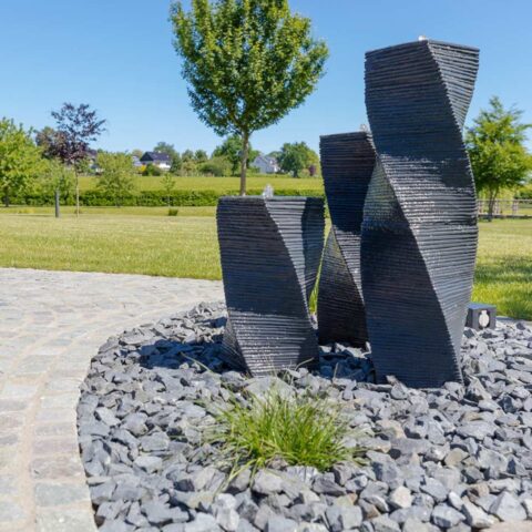 koetter_galabau_landschaftsbau_soest_referenz_galeriebild_garten_mit_teich_und_feuerstelle_bild_08-1440×960
