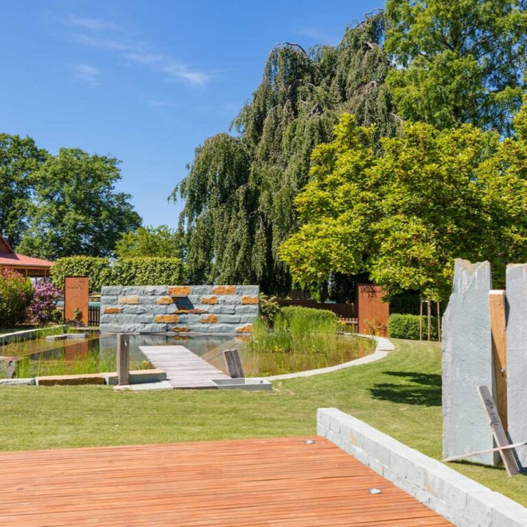koetter_galabau_landschaftsbau_soest_referenz_galeriebilder_garten_mit_teich_und_holzterrasse_bild_02-1440×960 (1)