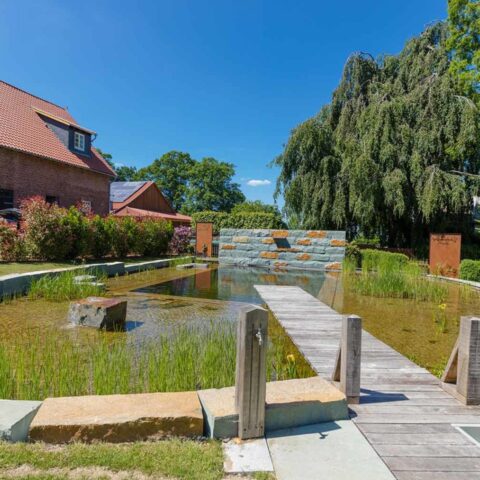 koetter_galabau_landschaftsbau_soest_referenz_galeriebilder_garten_mit_teich_und_holzterrasse_bild_05-1440×960