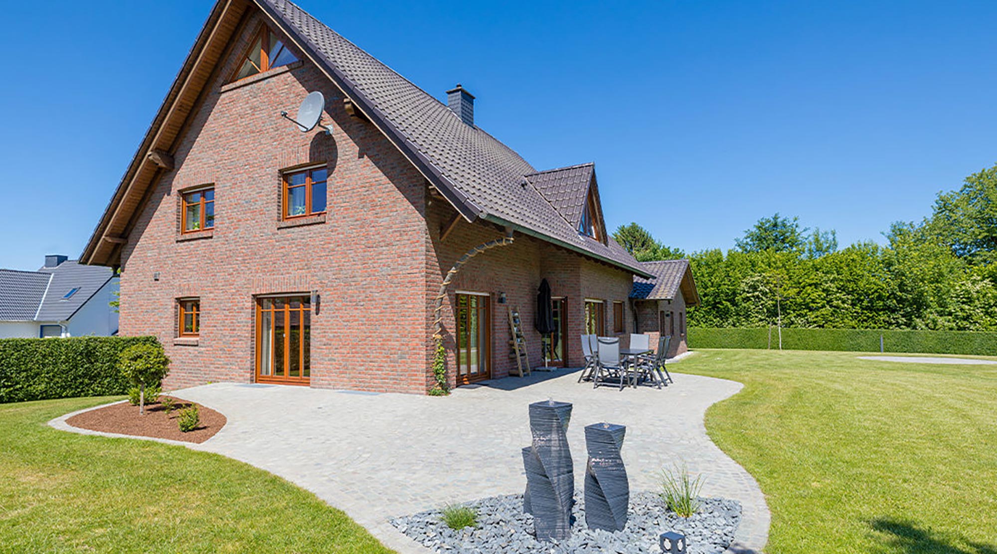 koetter_galabau_landschaftsbau_soest_referenz_titelbild_garten_mit_teich_und_feuerstelle_bild_02