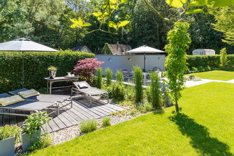 koetter_galabau_landschaftsbau_soest_referenz_titelbild_garten_mit_terrasse_und_liegebereich_bild_02-1080×600