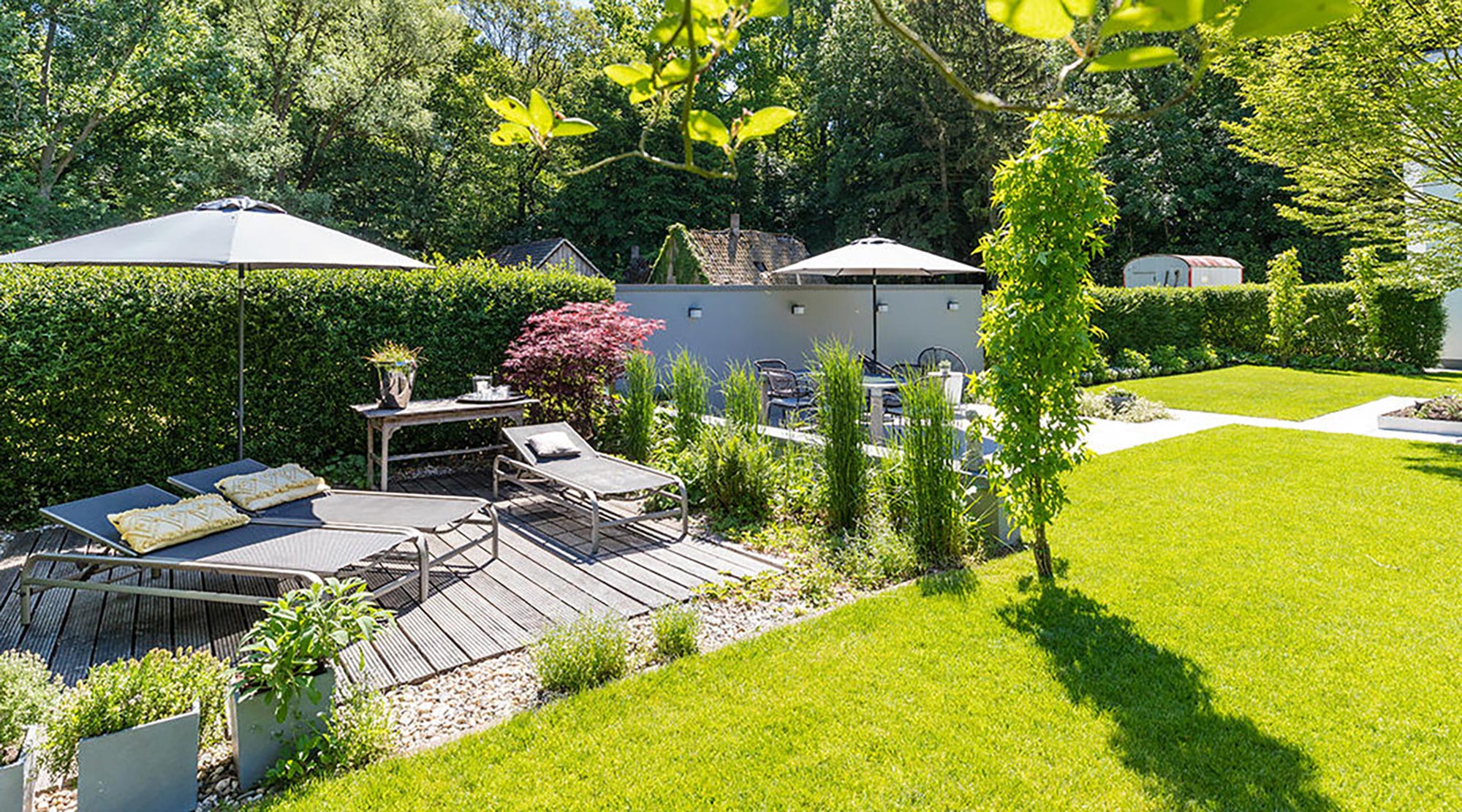 koetter_galabau_landschaftsbau_soest_referenz_titelbild_garten_mit_terrasse_und_liegebereich_bild_02