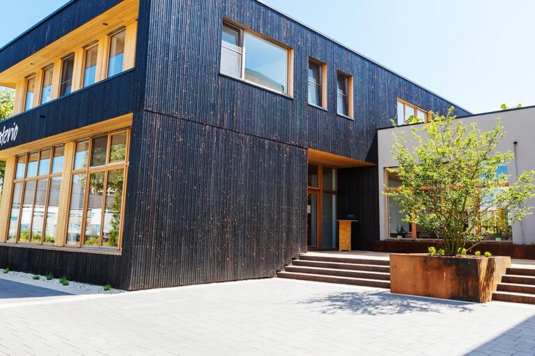 Nachhaltige und strukturierte Außenanlage für das Bürogebäude in Lippstadt – realisiert von Kötter Garten- und Landschaftsbau.