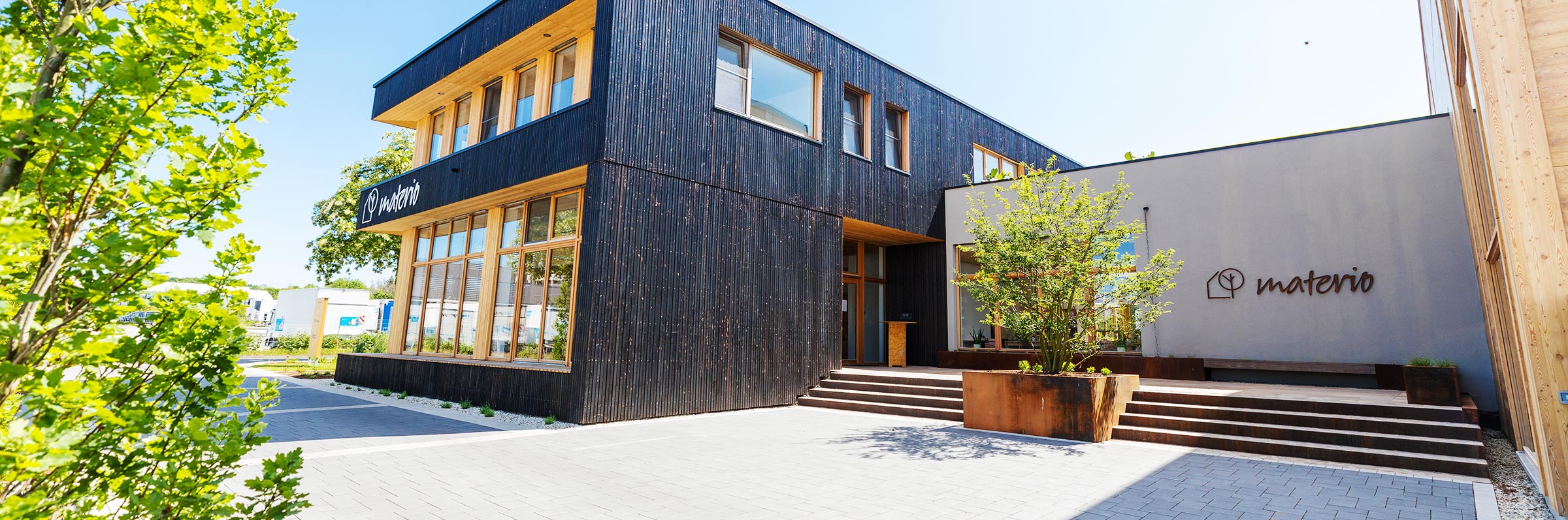 Nachhaltige und strukturierte Außenanlage für das Bürogebäude in Lippstadt – realisiert von Kötter Garten- und Landschaftsbau.