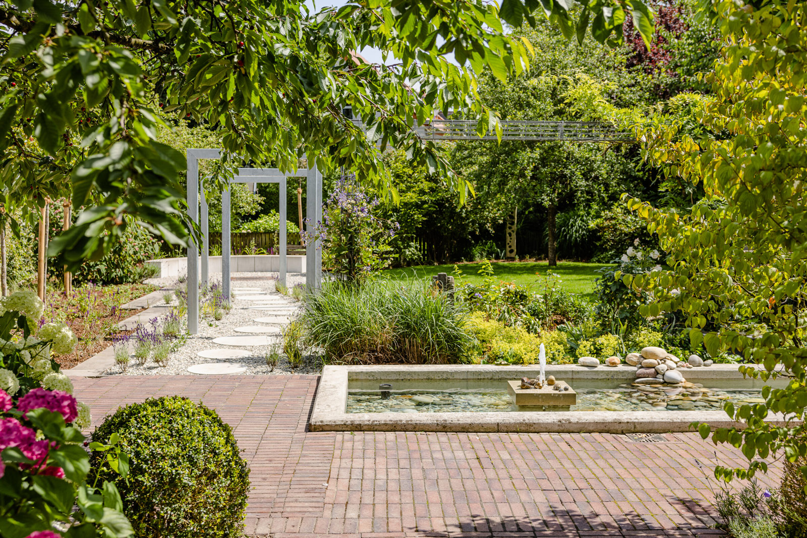 koetter_galabau_landschaftsbau_soest_refenzen_privat-hausgarten_lippstadt_lichtboegen